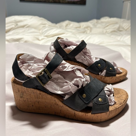 Korks navy wedges sz 10, great with jeans, denim color, lightweight, cute, sexy - Picture 2 of 8